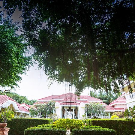 Wora Bura Hua Hin Resort&Spa - SHA Extra Plus Exterior foto The main building of the university