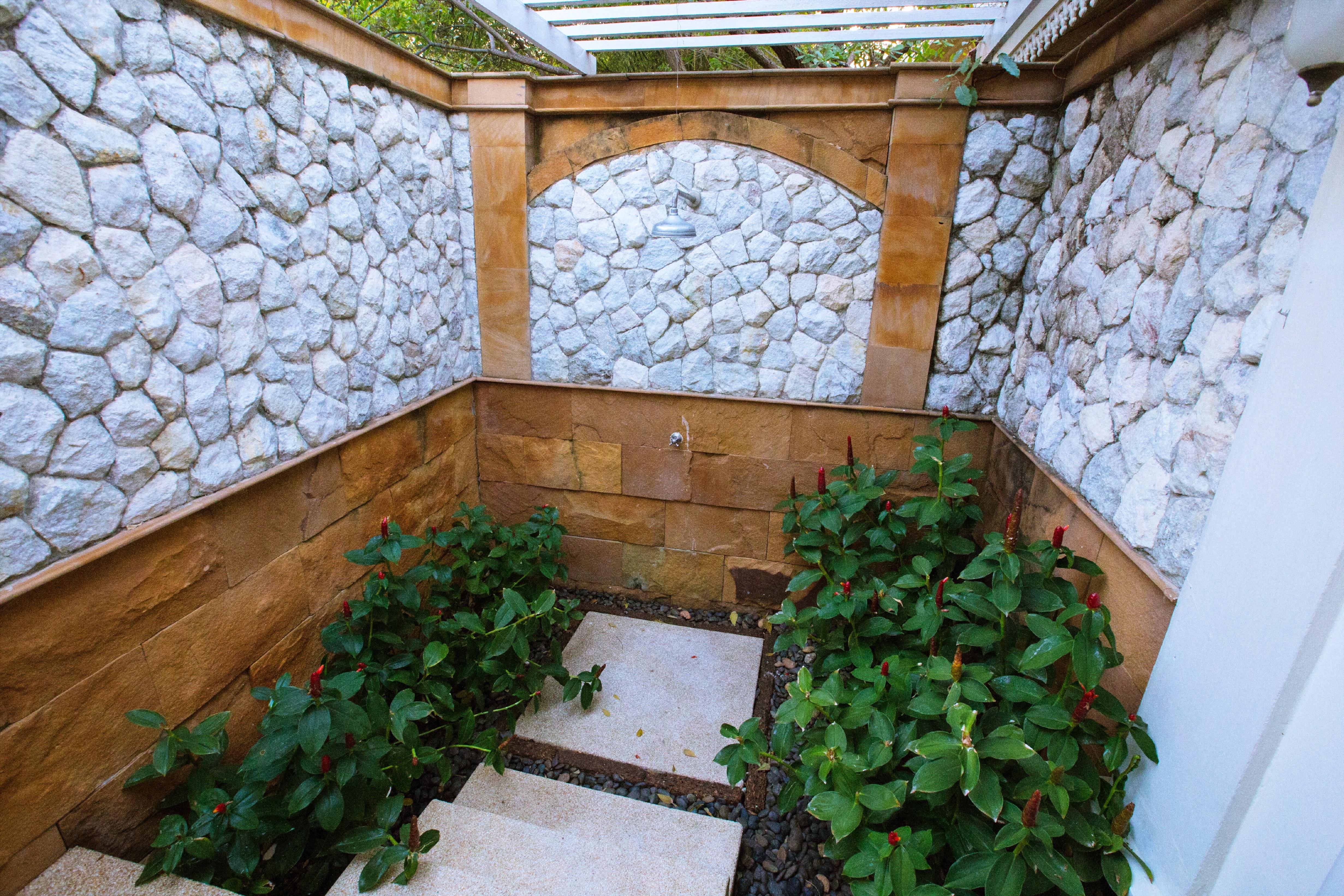 Wora Bura Hua Hin Resort&Spa - SHA Extra Plus Exterior foto A small garden in a private home
