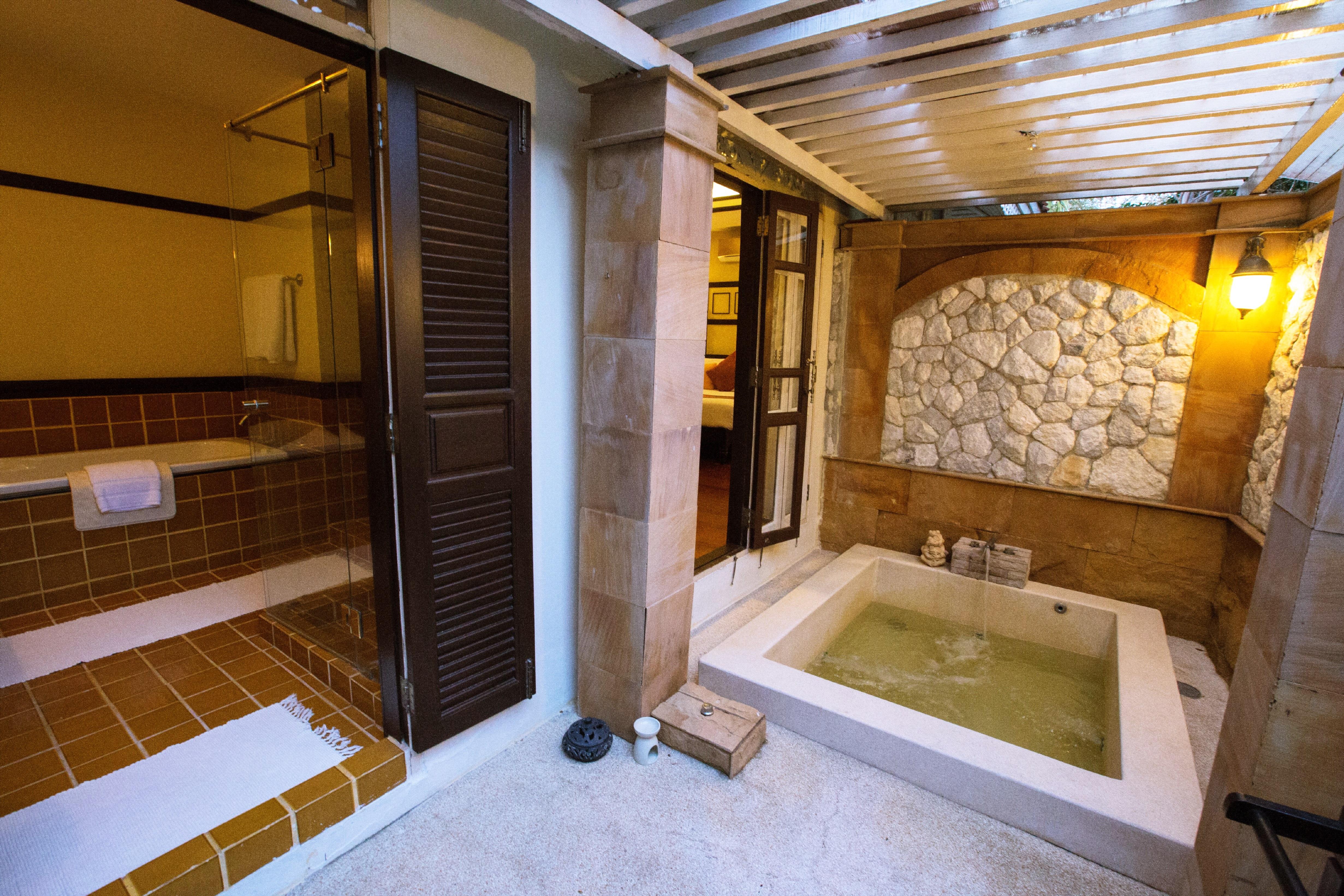 Wora Bura Hua Hin Resort&Spa - SHA Extra Plus Exterior foto A modern Japanese bathroom with a traditional soaking tub