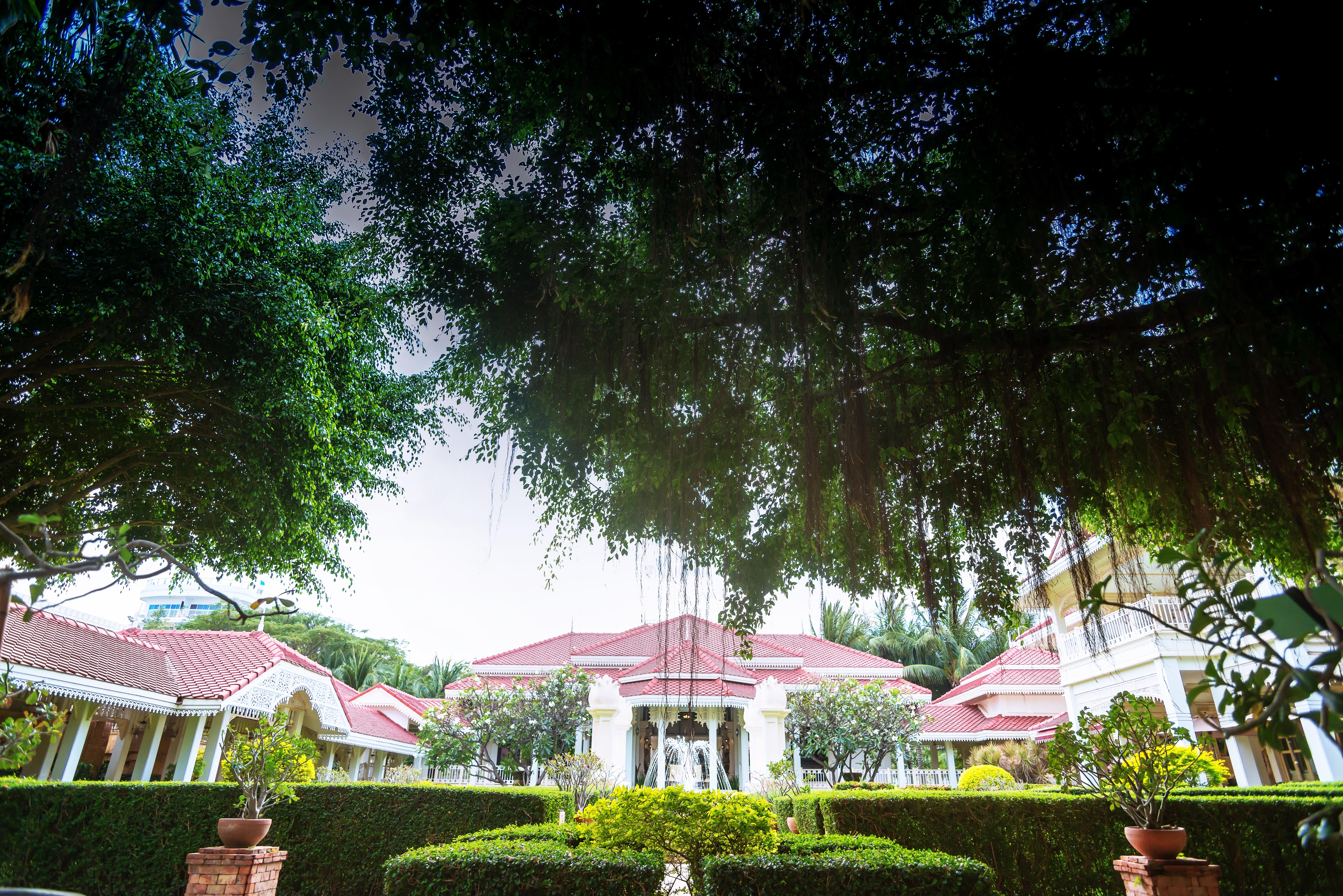 Wora Bura Hua Hin Resort&Spa - SHA Extra Plus Exterior foto The main building of the university