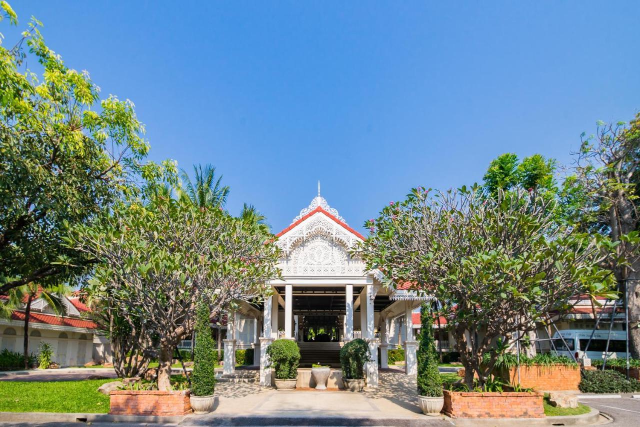 Wora Bura Hua Hin Resort&Spa - SHA Extra Plus Exterior foto The main entrance of the university